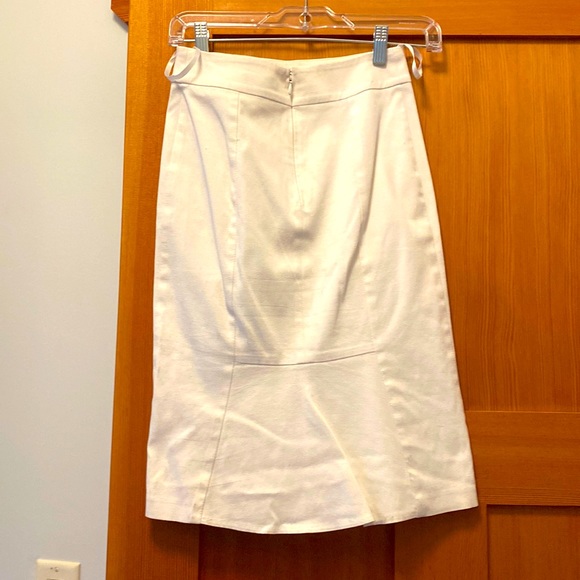 Le Chateau 🐝 3 for $35 White 00 pencil skirt with flair at back - Picture 3 of 7